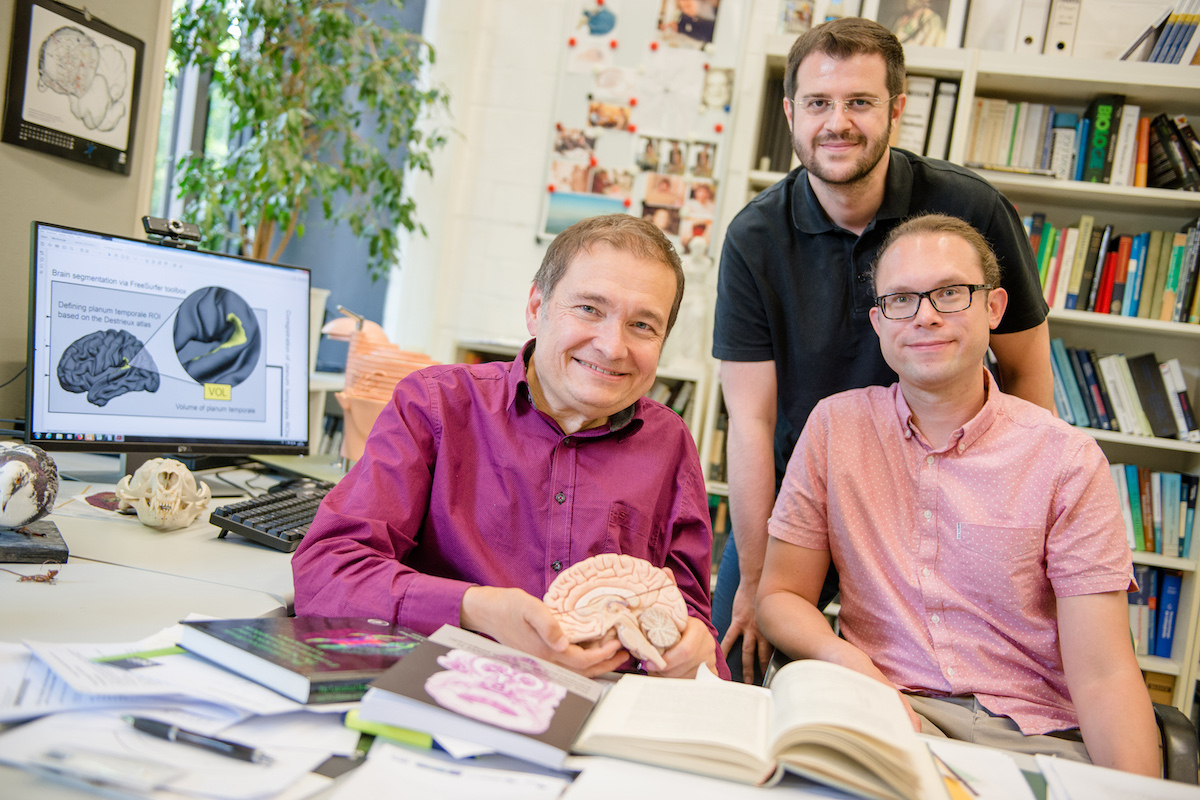 Die Biopsychologen Onur Güntürkün, Erhan Genç und Sebastian Ocklenburg (von links) ergründen die Funktionsweise des Gehirns (©RUB, Marquard)