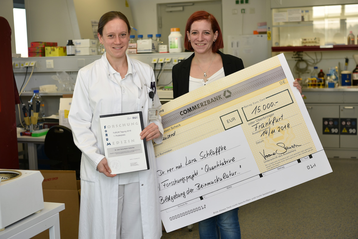 Dr. Anne-Katrin Güttsches und Dr. Lara Schlaffke im Labor des Muskelzentrums im Bergmannsheil (©Volker Daum/Bergmannsheil)