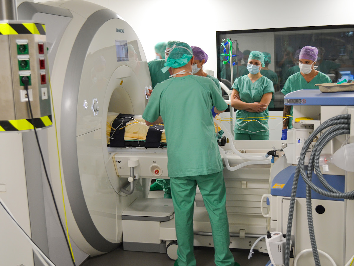 Im intraoperativen MRT überprüfen MedizinerInnen des Uniklinikums Dresden den Erfolg der Lebertumor-OP (©UK Dresden)