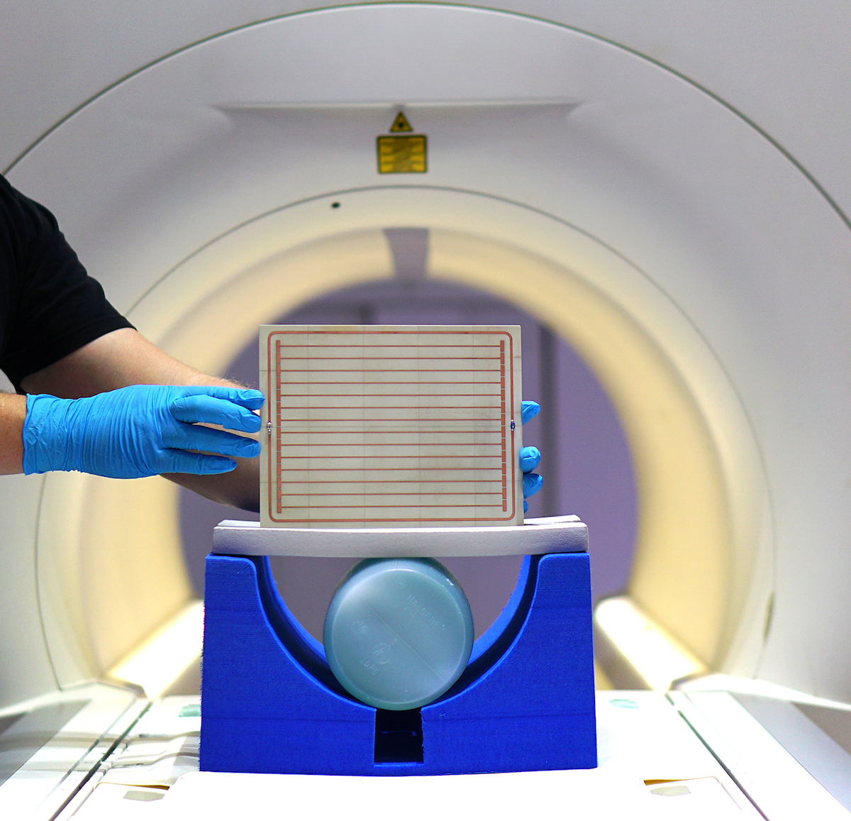 Bei Experimenten mit der Metamaterial-Platte im MRT wurde eine Steigerung der Messempfindlichkeit um einen Faktor von bis zu fünf ermittelt (©Fraunhofer MEVIS)