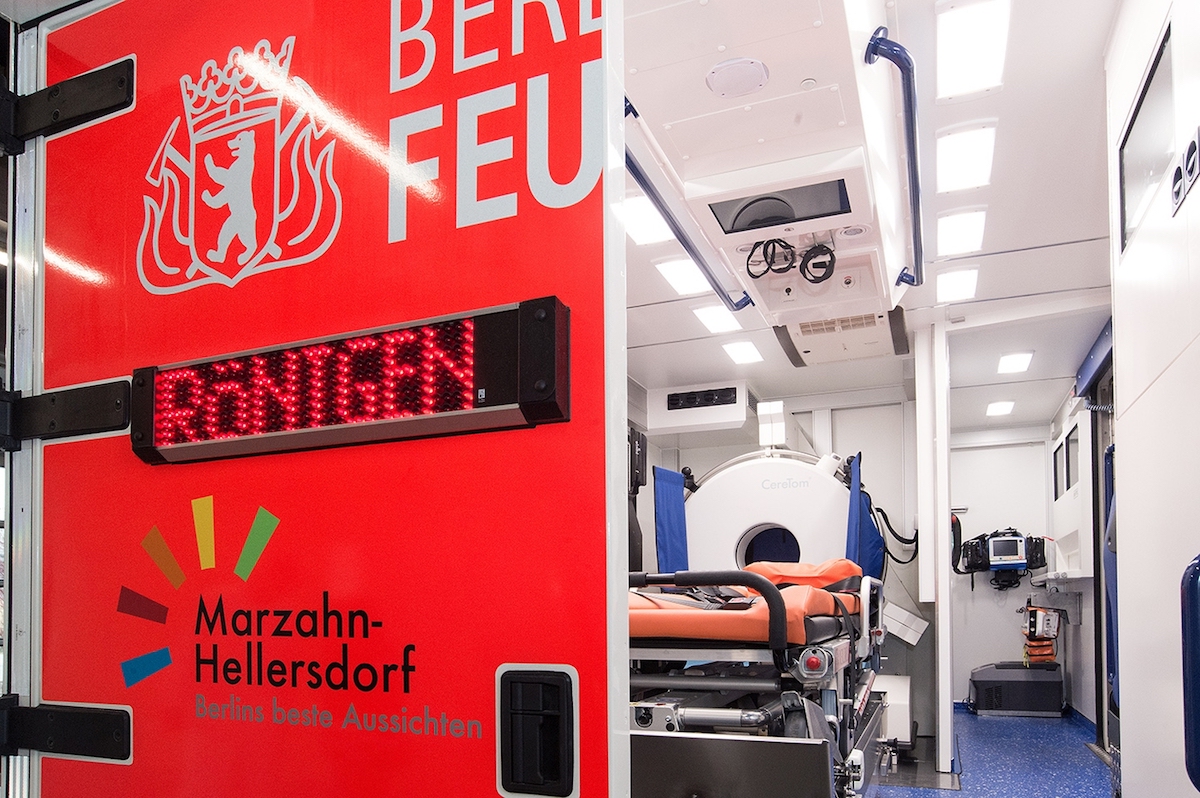 Um die Schlaganfalldiagnostik vor Ort zu ermöglichen, hat das STEMO einen Computertomographen und ein Röntgengerät an Bord (©Unfallkrankenhaus Berlin – ukb)
