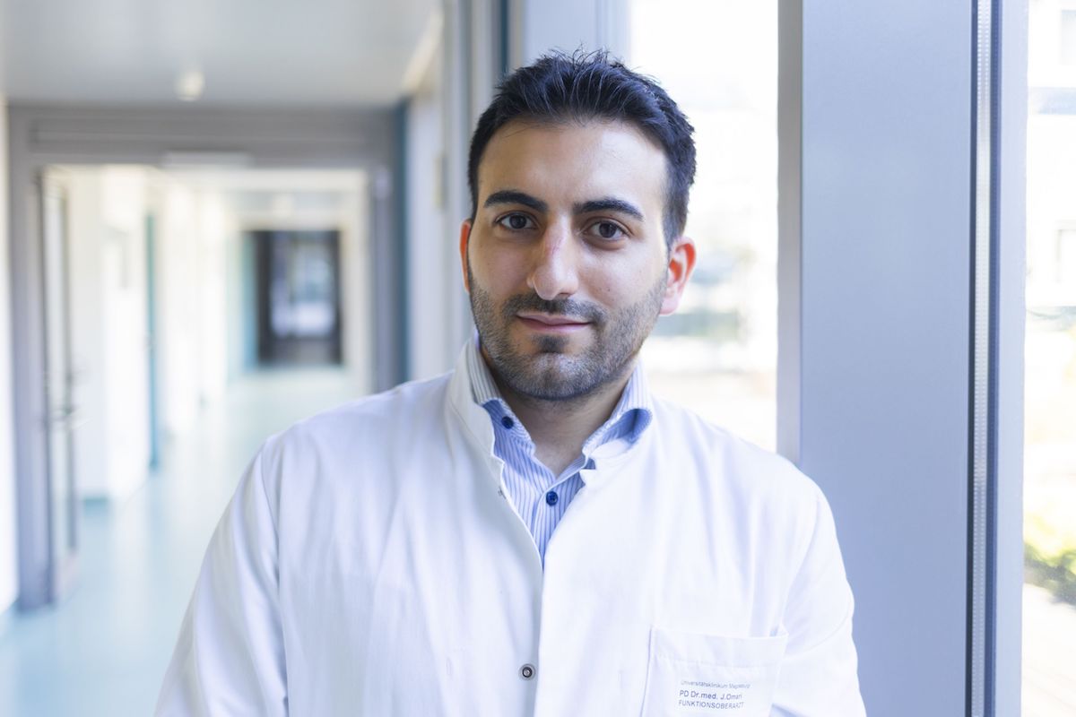 Dr. med. Jazan Omari erhält für seine Forschung auf dem Gebiet der bildgeführten Tumortherapien den Nachwuchsforschungspreis Medizinischen Fakultät (©Sarah Kossmann, Universitätsmedizin Magdeburg)
