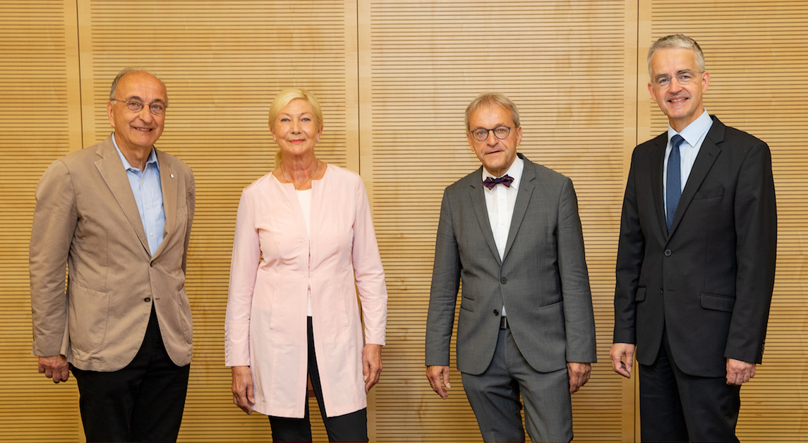 Von links: Professor Küppers, Barbara Bostelmann sowie die Professoren Haubitz und Lammert (© Karin Kaiser/MHH)