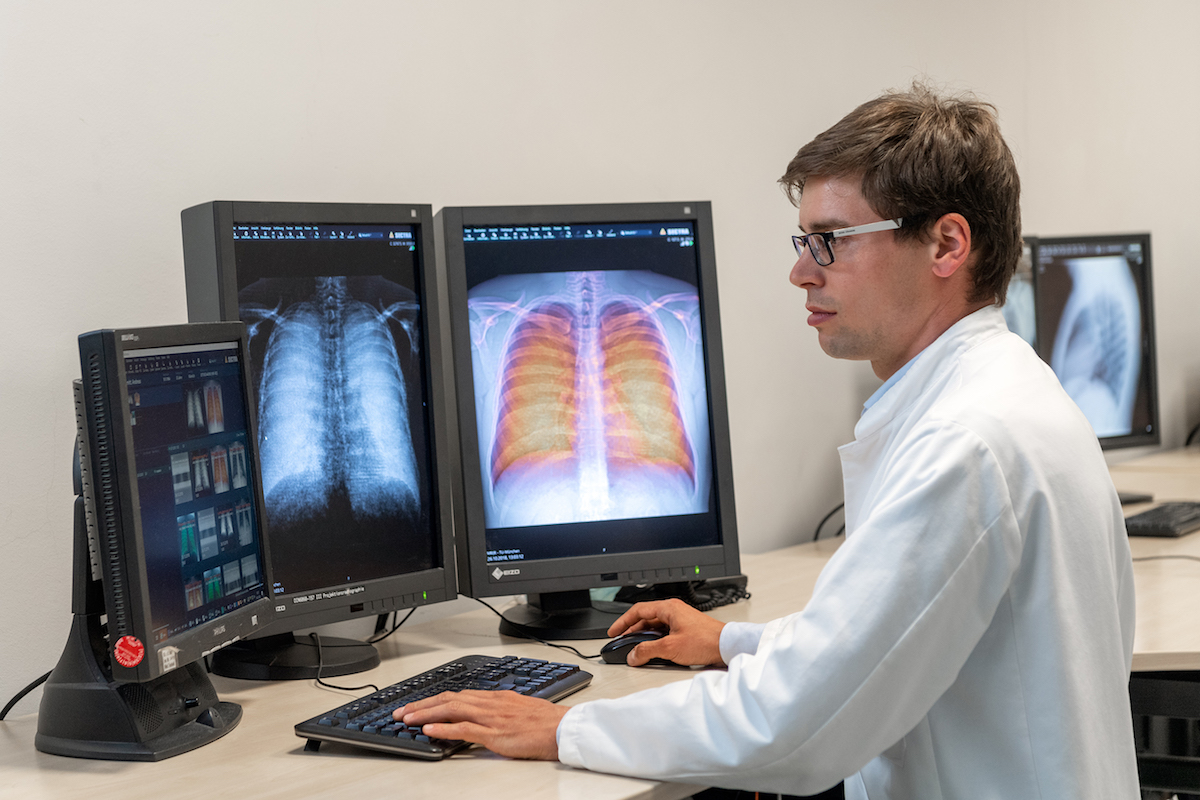 Co-Autor Dr. Andreas Sauter bei der Auswertung von Röntgenaufnahmen im Klinikum rechts der Isar der TU München (© Andreas Heddergott/TUM)