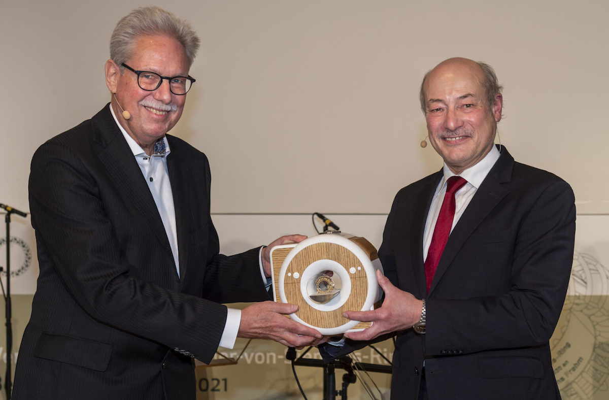 Prof. Dr. Jens Frahm (links) erhält den 39. Werner-von-Siemens-Ring von Prof. Dr. Joachim Ullrich, dem Vorsitzende des Stiftungsrats Werner-von-Siemens-Ring (© PTB)