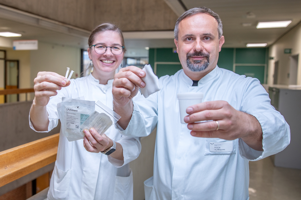 Dr. Tabea Seeliger und Professor Dr. Thomas Skripuletz mit Utensilien zur Entnahme der Tränen- und Speichelproben (© K. Kaiser/MHH)
